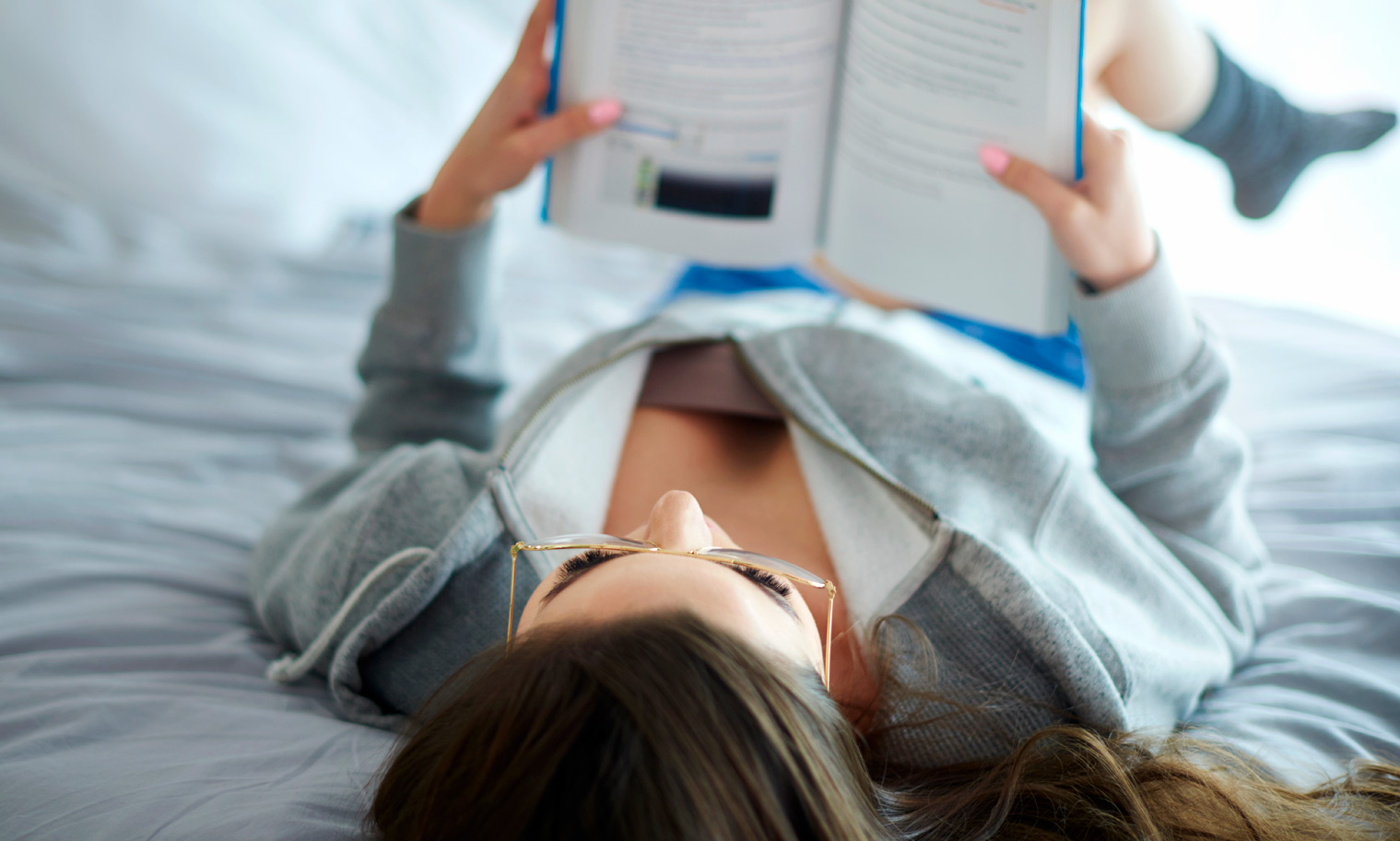 Descanso entre páginas: cómo el hábito de la lectura mejora tu calidad de sueño